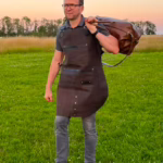 Luxe lederen BBQ schort,  Maat L / XL  " BBQ - chef '' keuken schort  '' de luxe '' gratis messenhouder.  Mat Grijsbruin.