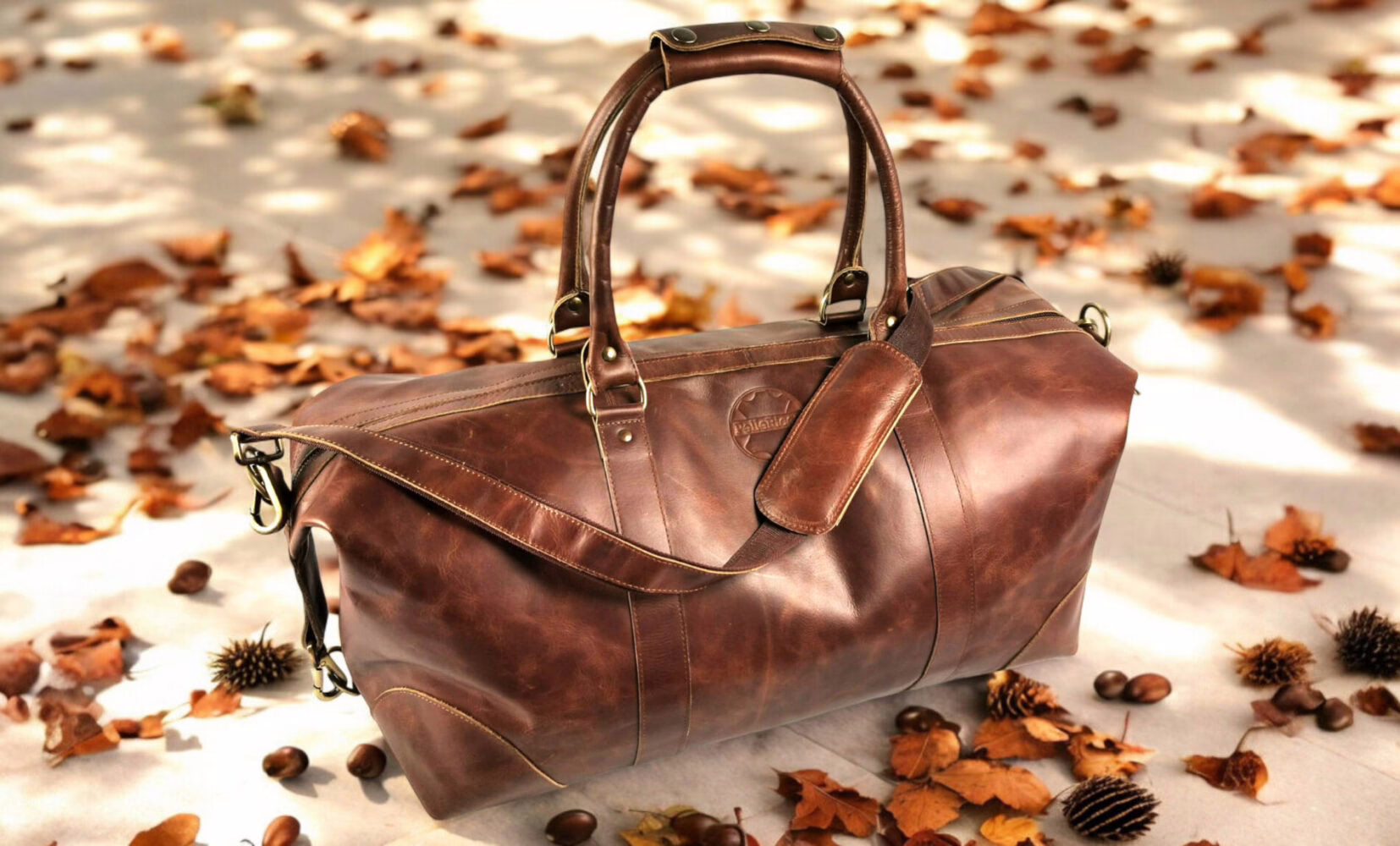 Stoere leren weekendtas in herfstsfeer